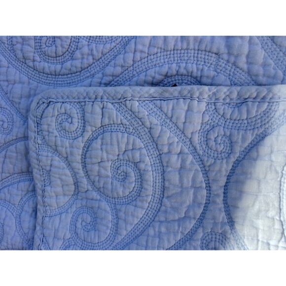 TAHARI HOME QUEEN REVERSIBLE COVERLET QUILT Light Blue swirling patterns Cotton - Picture 3 of 7